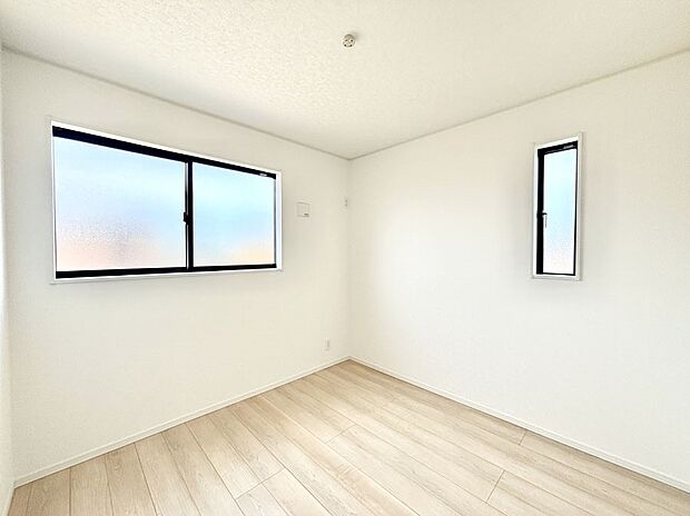 2面採光で気持ちよく自然光が取り入れられるのでお子様のお部屋にもピッタリ