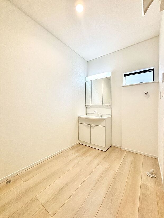 明るい洗面所は毎朝の身支度も楽しくできちゃいそうです。