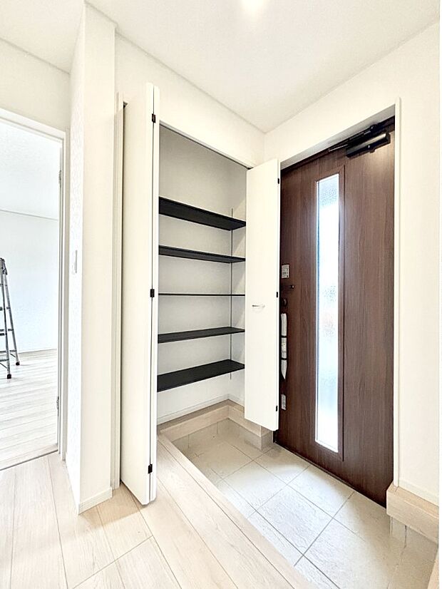 たっぷり収納できるシューズボックスで家族全員の靴も、玄関すっきり。  