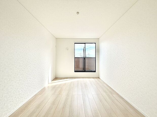 バルコニーが開放感をプラスしてくれる洋室