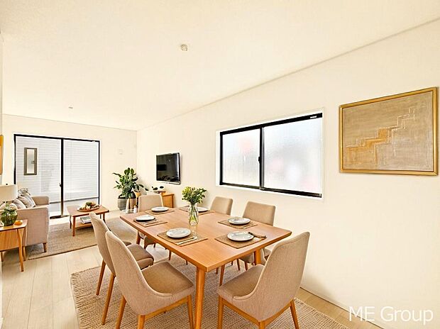 ご家族の賑やかな話し声で包まれる明るいリビング ※家具はCGです