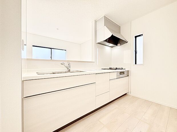 爽やかな風が通り抜けるキッチン。窓があるので明るく換気にも役立ちます。