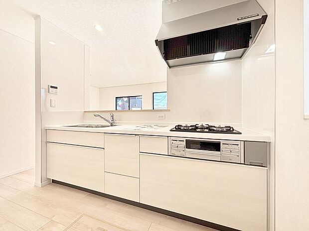 リビングで遊ぶお子様を見守りながらお料理ができる対面キッチン。