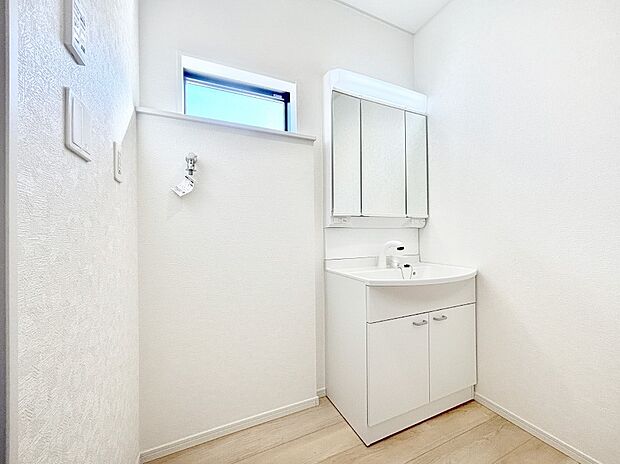 明るい洗面所は毎朝の身支度も楽しくできちゃいそうです。