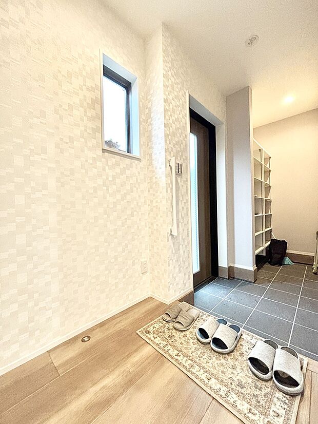 明るい玄関はお客様をお出迎えするのにぴったりです!