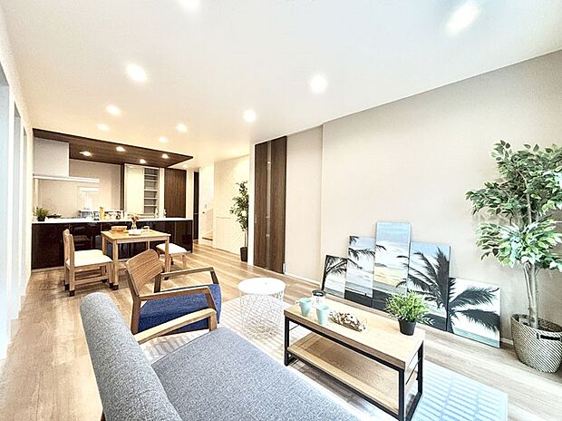 ご家族の賑やかな話し声で包まれる明るいリビング