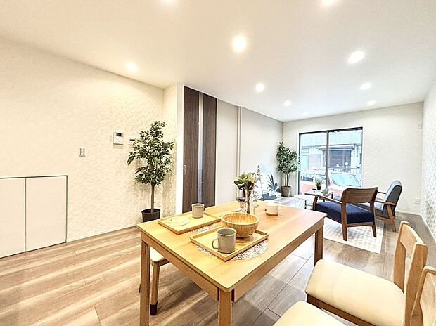 大きな窓からたっぷりの陽光と風を感じられるリビング