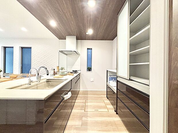 ゆとりあるキッチンではご家族と楽しくお料理ができます。