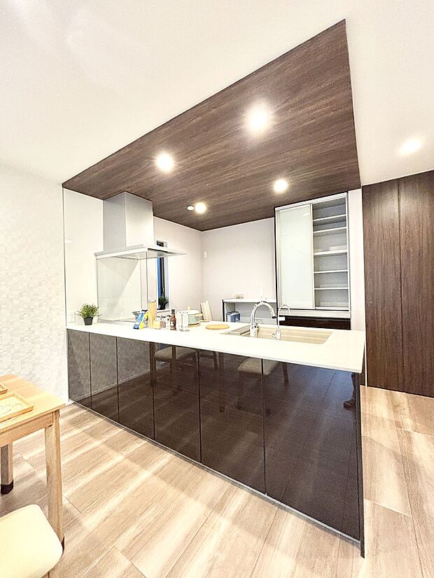 料理をしながらでもご家族との会話を楽しめる対面キッチン