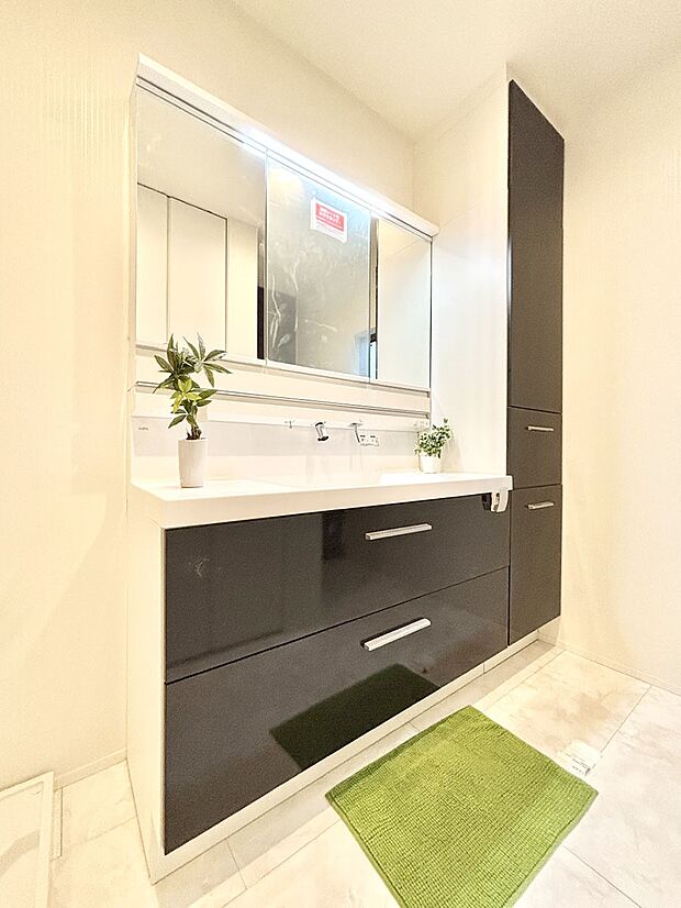 大きく見やすい三面鏡で清潔感ある洗面台は、身だしなみチェックや肌のお手入れにおすすめです。