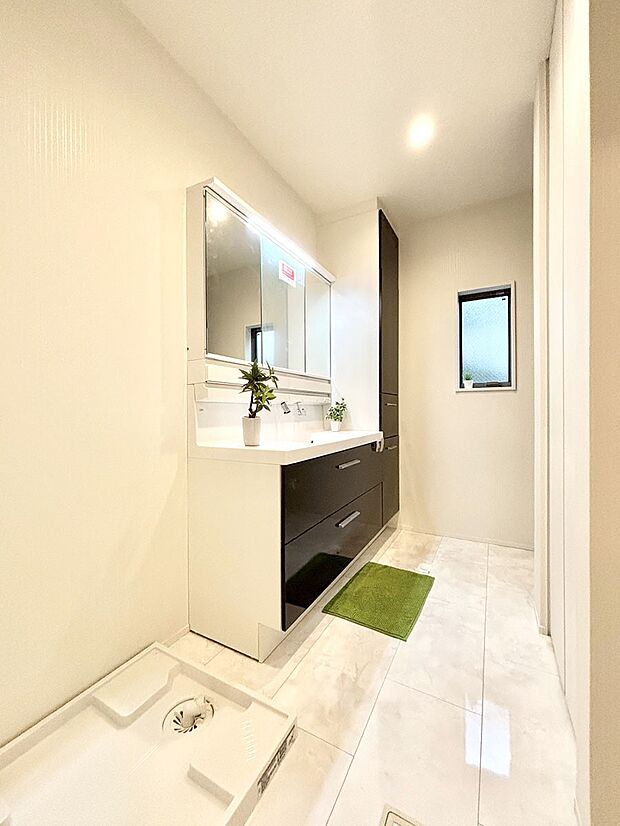 明るい洗面所は毎朝の身支度も楽しくできちゃいそうです。