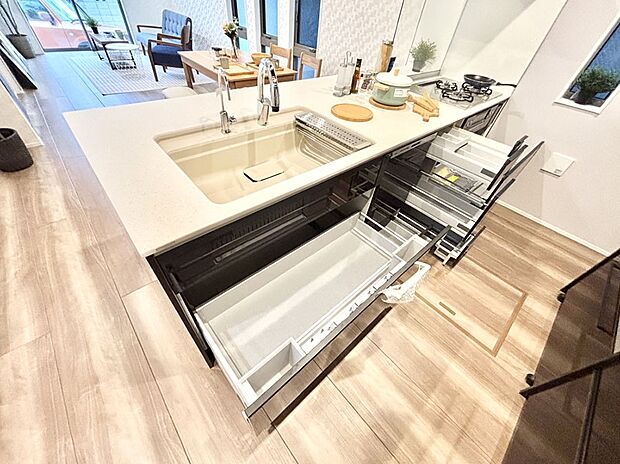 使いやすさを優先したスライド式収納タイプ！