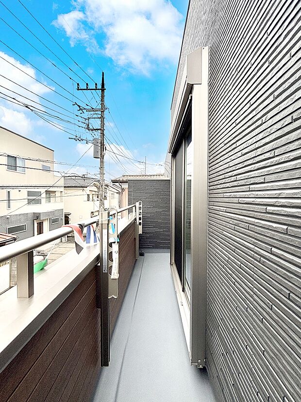 暖かな陽光が降り注ぐバルコニーはお洗濯におすすめ。爽やかな風も心地よいです。 