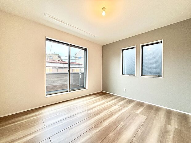 バルコニーが開放感をプラスしてくれる洋室