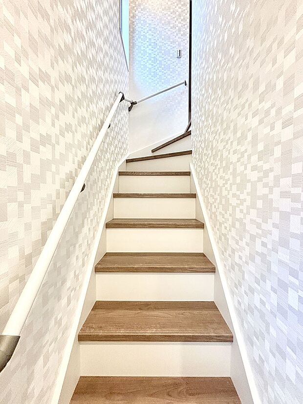 階段は手すり付きなので小さなお子さまやご高齢の方も安心です  