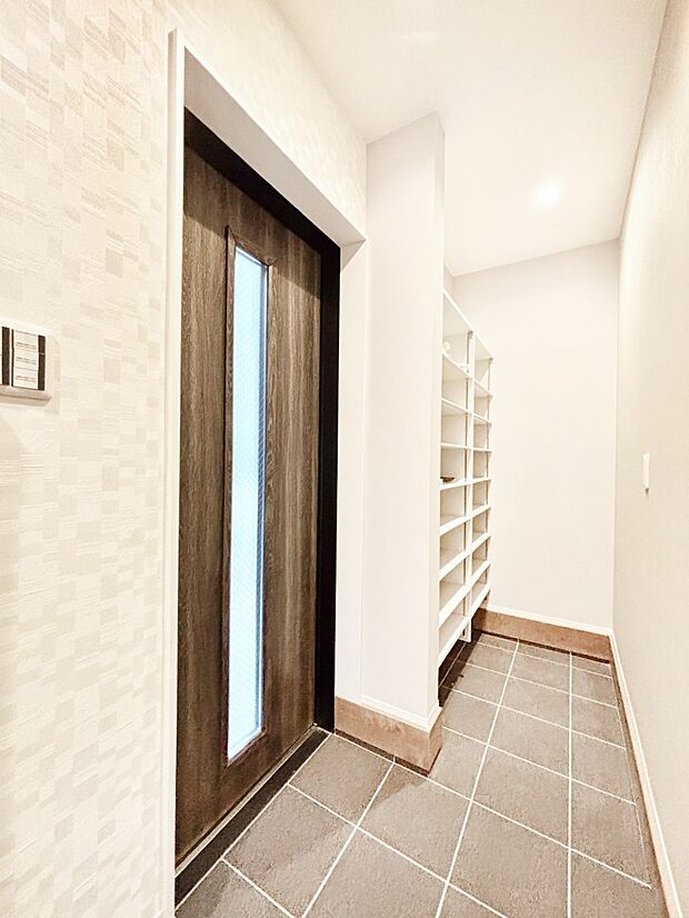 明るい陽光が入り込む玄関。ご家族の靴もスッキリ収納できる玄関収納付き！