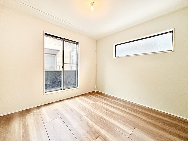 明るいバルコニーサイドに洋室を設置。目覚めの良い寝室に。 