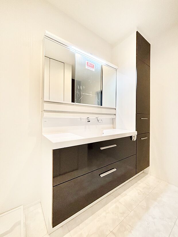 スタイリングに便利な三面鏡、ミラーキャビネットで細かい物スッキリ