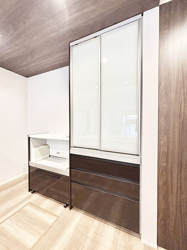 カップボードも標準装備 広々スペースでお料理しやすいキッチンです