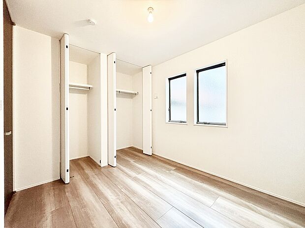 やさしい光がさしこむ居室はしっかり収納付き
