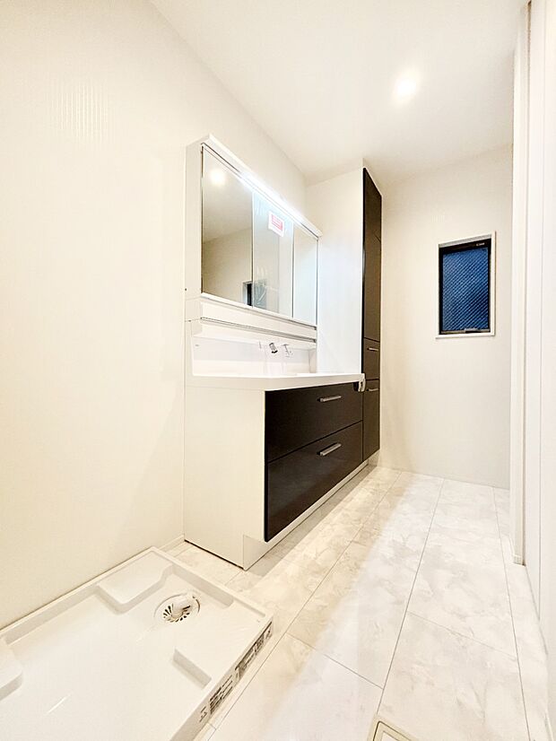 ゆとりの洗面スペースで朝の身支度もスムーズに