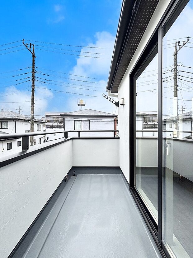 暖かな陽光が降り注ぐバルコニーはお洗濯におすすめ。爽やかな風も心地よいです。