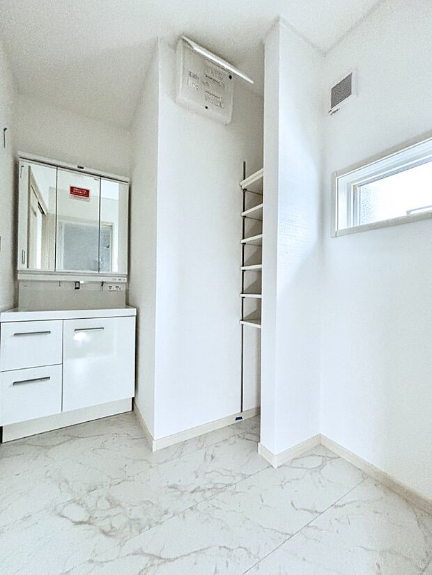 小窓がついているので湿気の多い場所でも換気が十分行えます。毎日の身支度を気持ち良く!