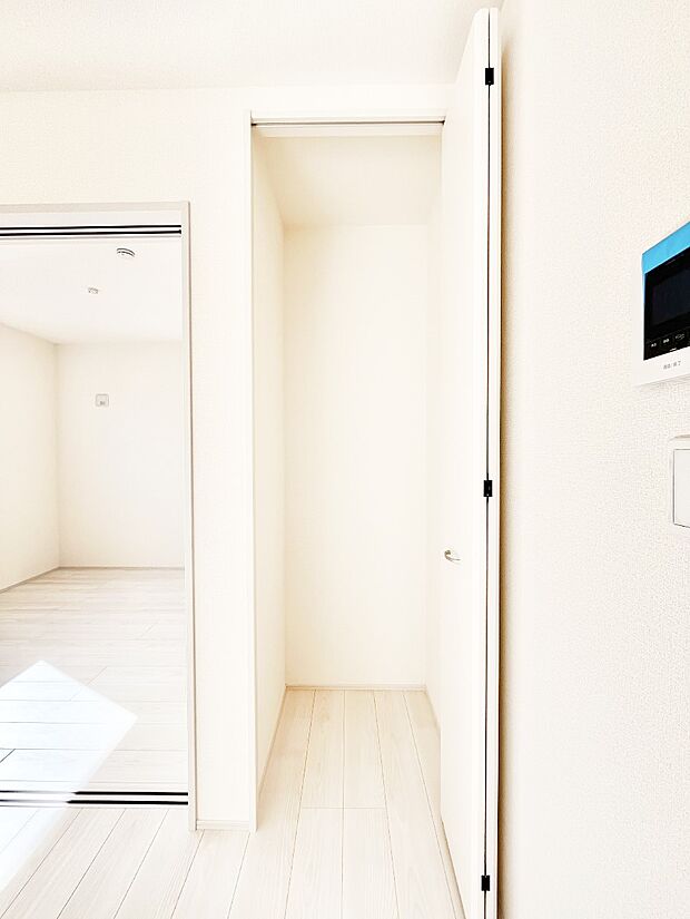 リビング収納。ここに収納があると物が集まるLDKがスッキリ片付きそうですね。  