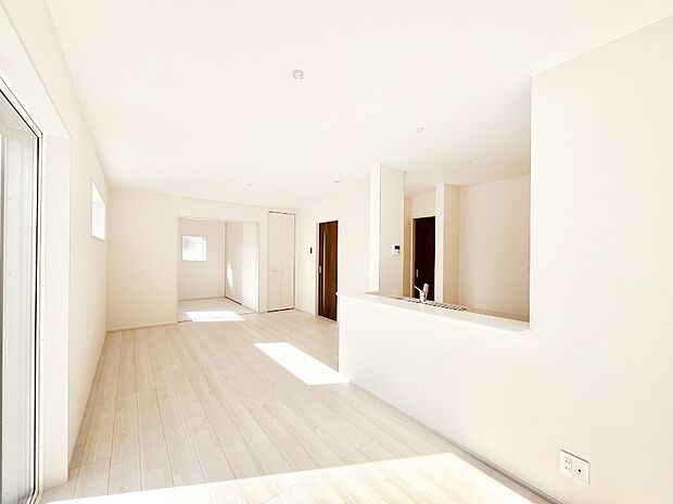 隣接の洋室を開放すればさらに広々空間に