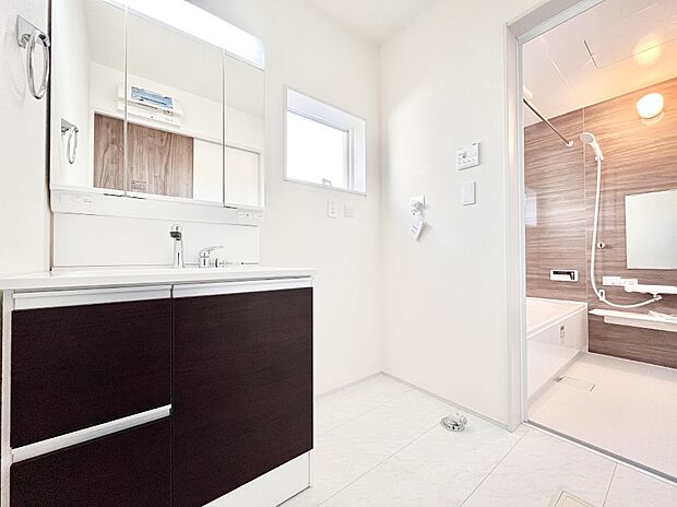 清潔感ある洗面化粧室で朝の身支度も快適