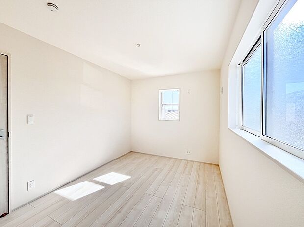 2面採光で気持ちよく自然光が取り入れられるのでお子様のお部屋にもピッタリ