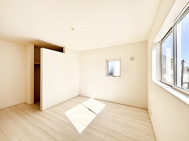 ウォークインクローゼットがあるお部屋！季節ごとの入れ替えも不要で便利です。