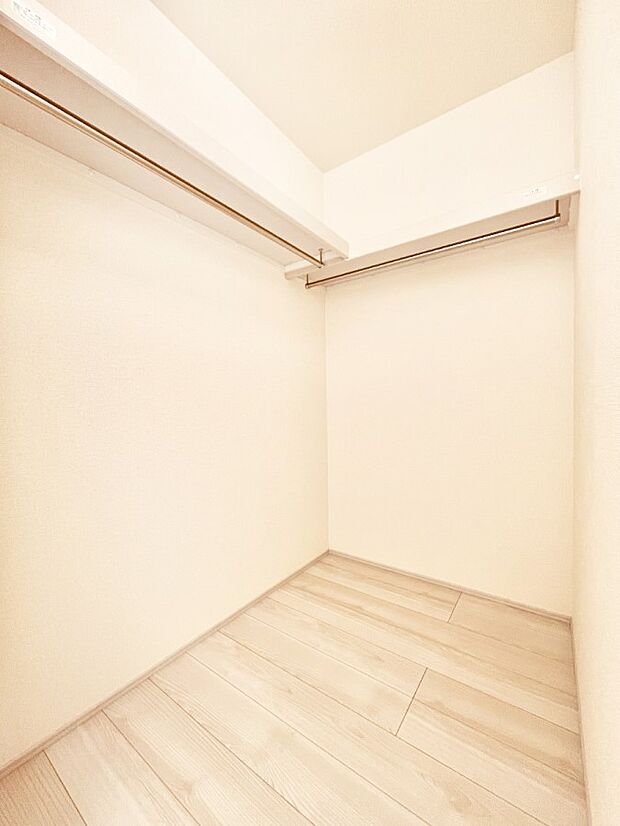 衣類をハンガーに掛けたまま収納できるWIC。衣類の整理整頓がしやすくて便利です！