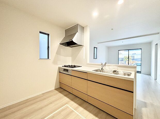 爽やかな風が通り抜けるキッチン。窓があるので明るく換気にも役立ちます。　