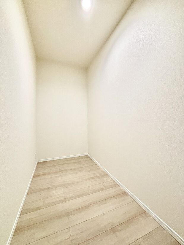 日用品や食品のストックなどスッキリ収納できるパントリー付きです。　