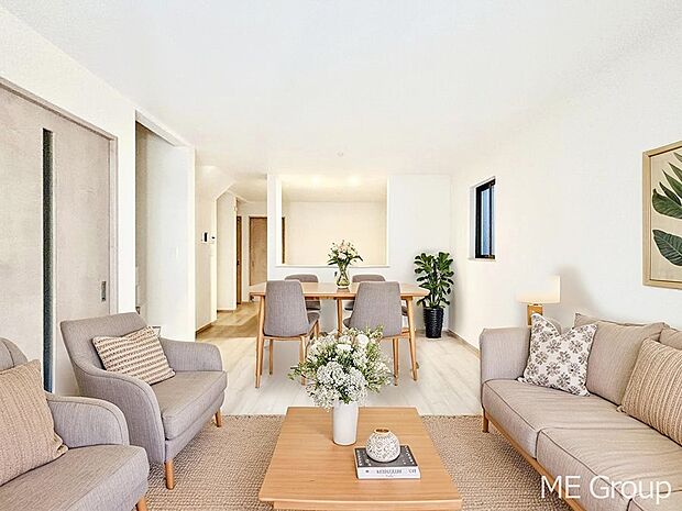 ご家族の賑やかな話し声で包まれる明るいリビング  ※家具はCGです　