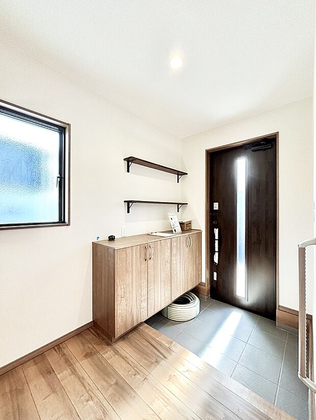 明るい玄関はお客様をお出迎えするのにぴったりです!