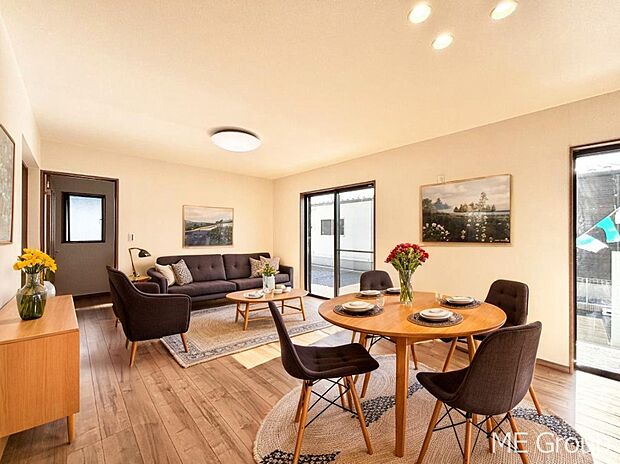 ご家族の賑やかな話し声で包まれる明るいリビング ※家具はCGです