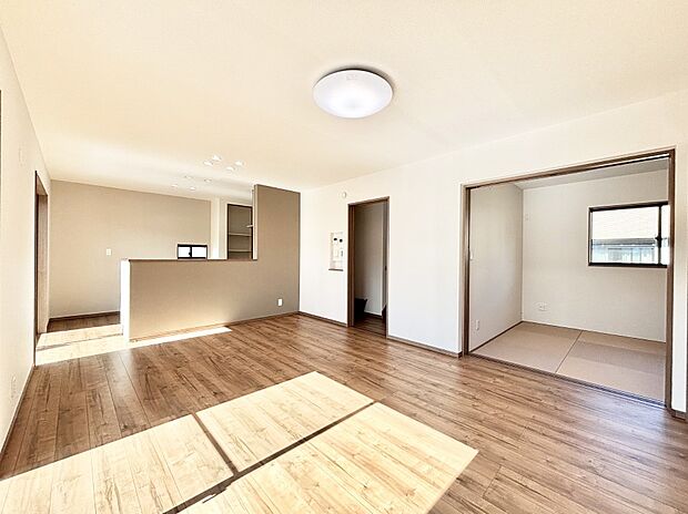 明るい陽光が注ぎ、寛ぎの雰囲気に満たされるリビング・ダイニング。