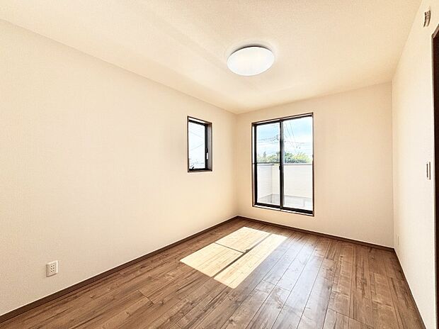 明るいバルコニーサイドに洋室を設置。目覚めの良い寝室に