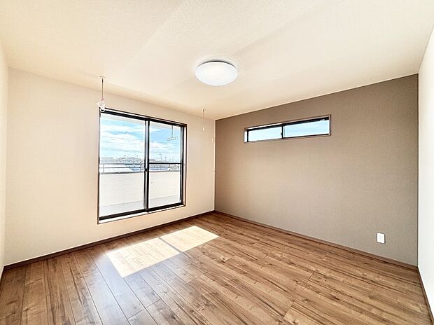 アクセントクロスがお洒落な洋室。