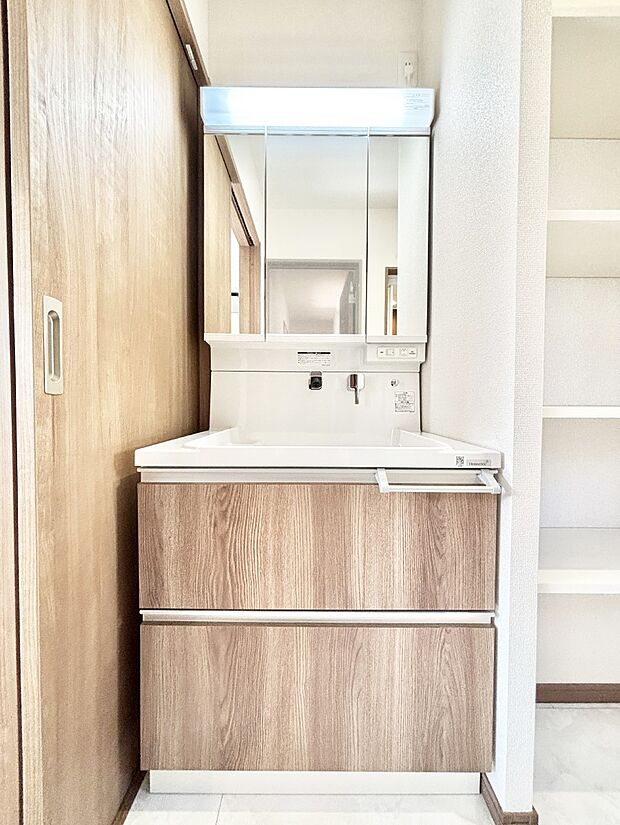 大きく見やすい三面鏡で清潔感ある洗面台は、身だしなみチェックや肌のお手入れにおすすめです。