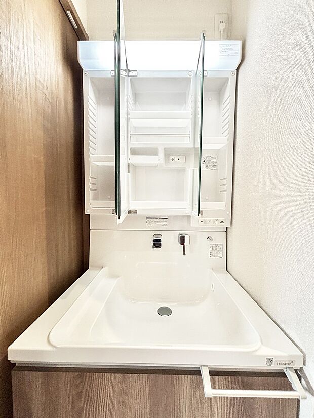 三面鏡の裏に、化粧品や衛生用品などを収納可能。洗面台をすっきりと保ちます!