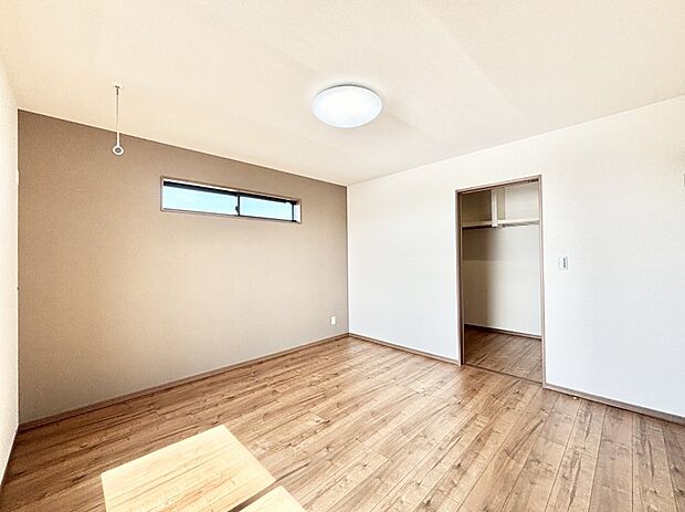 ウォークインクローゼットがあるお部屋！季節ごとの入れ替えも不要で便利です。 