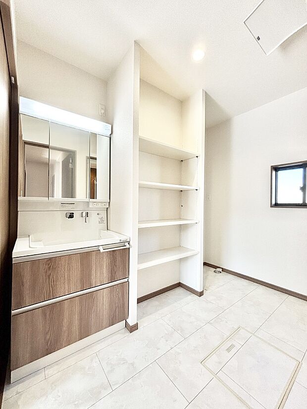 ランドリースペースには嬉しい収納棚が付いています。 