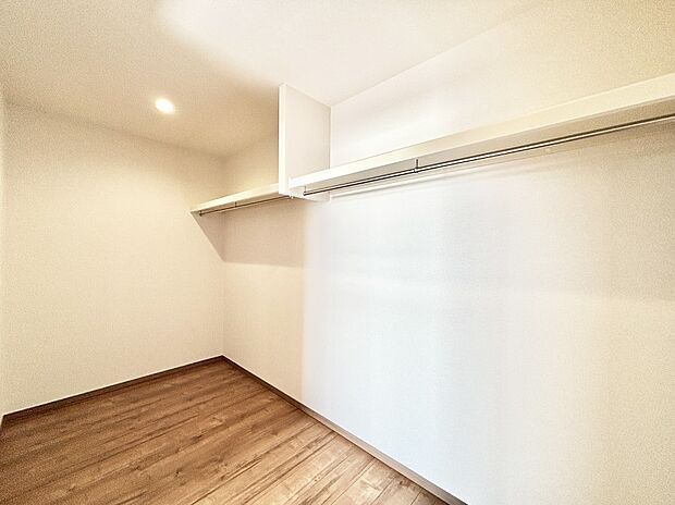 ウォークインクローゼット付きで生活空間を広く利用できます。