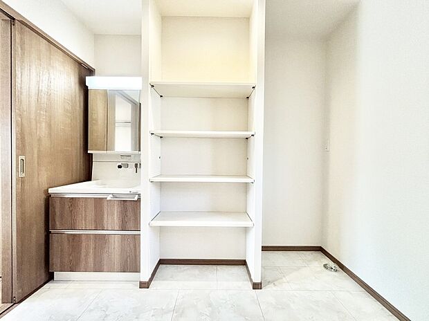 洗面所はゆとりのあるスペースで、身支度や入浴後のスキンケアも心に余裕をもってできそうです。  