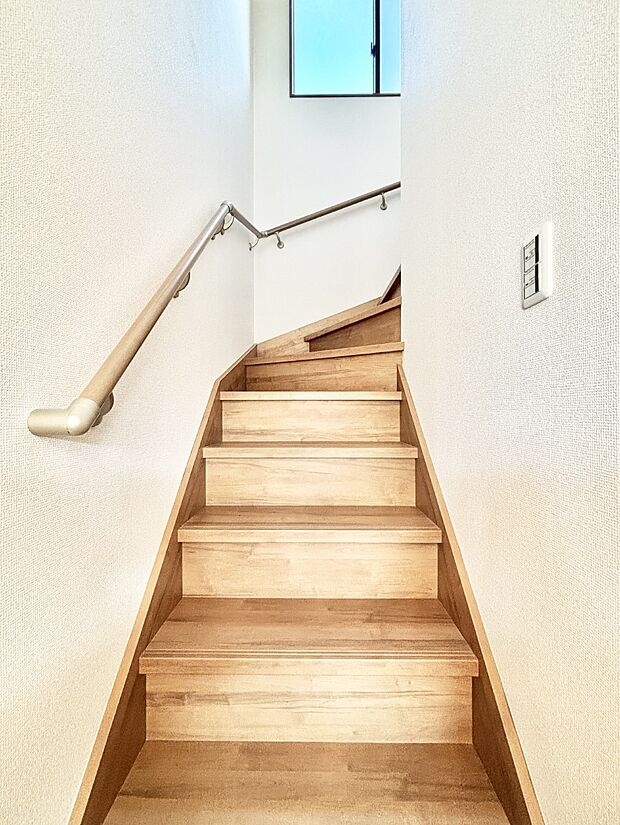 安全性を考慮し階段には手すりを設置しています