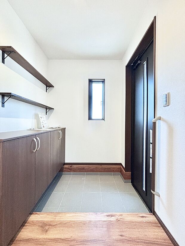 飾り棚を利用して、お越しいただくお客様をおもてなしできます。