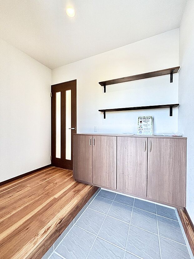 明るい玄関はお客様をお出迎えするのにぴったりです！ 